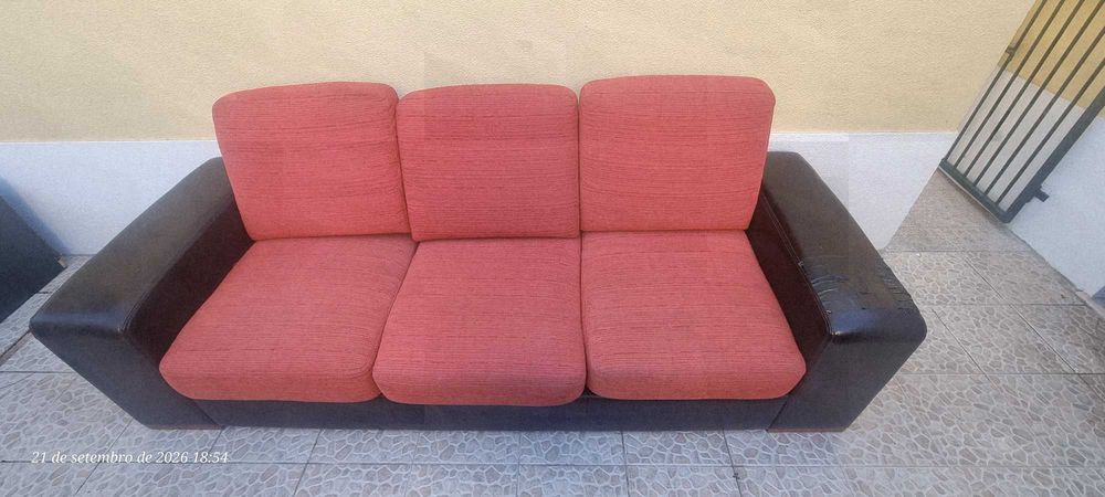 Sofá 3 lugares em bom estado, pequena fissura num dos ombros. Além desta fissura não tem mais qualquer problema, almofadas de encosto com fecho.