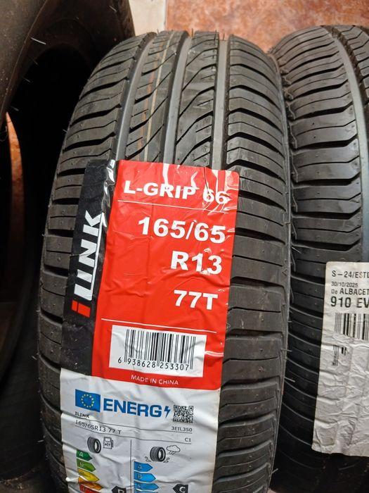 Pneus novos ..estão sujos de pó estarem guardados