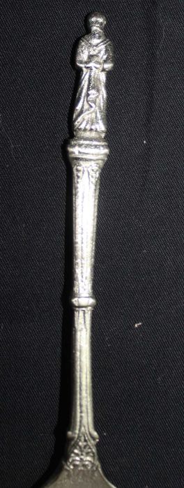 Colher antiga de metal, colher de sobremesa ou para servir frutas.