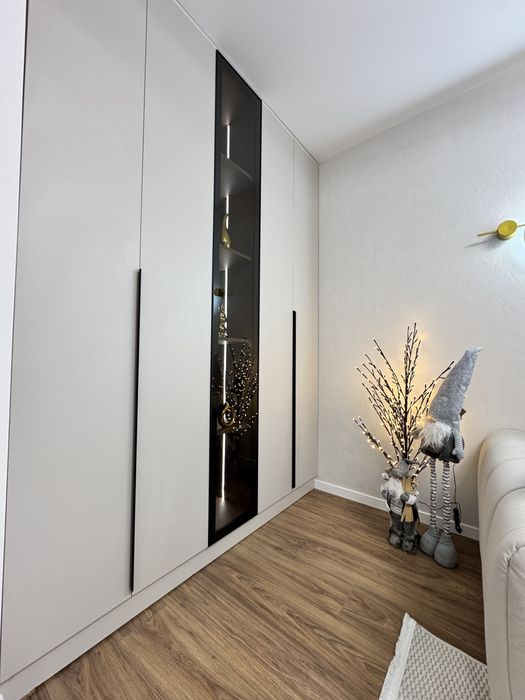 Центр .Продаж 2 кім квартири з великою кухнею та єврорем ,2 гардеробні