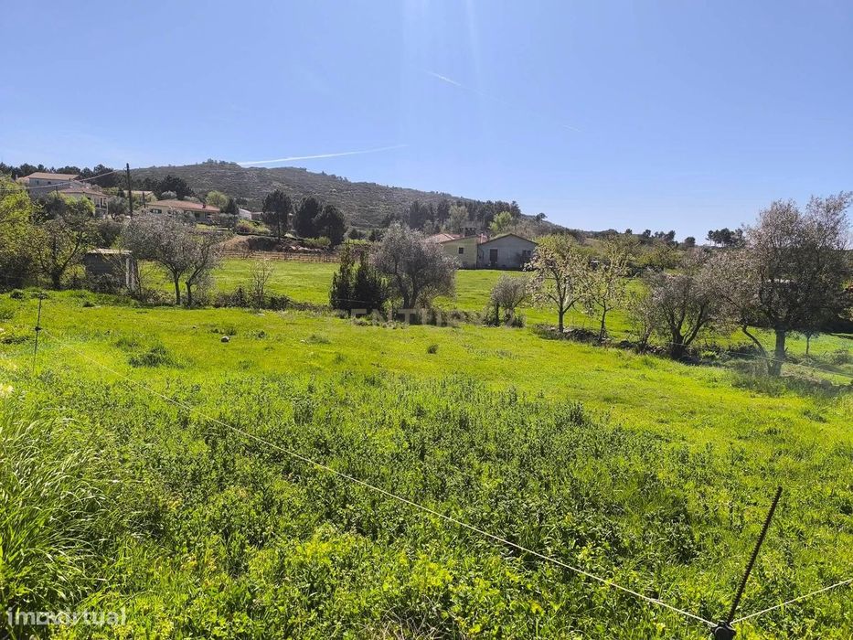 Casa antiga, em pedra de granito, com terreno, poço e árvores de fruto