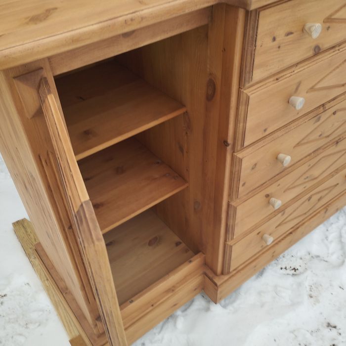 Ładna komoda sosnowa.