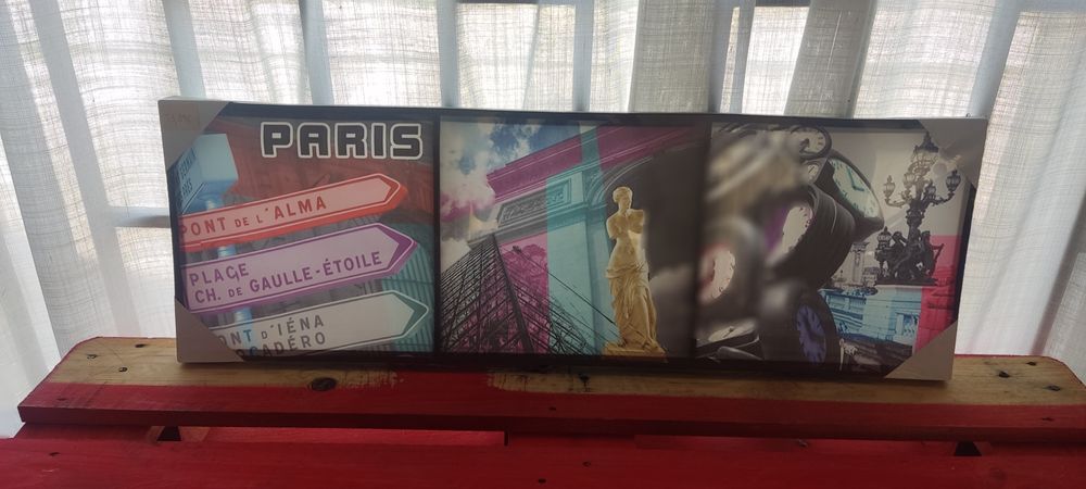 Quadros decorativo e puff de arrumação