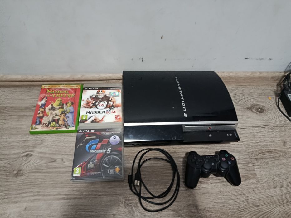Playstation 3 б/у с джойстиком с проводом + 3 диска gran turismo 5,madden 12, и диск с мультиками