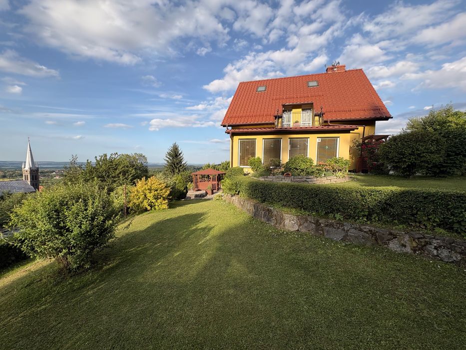 Dom z panoramicznym widokiem przy lesie