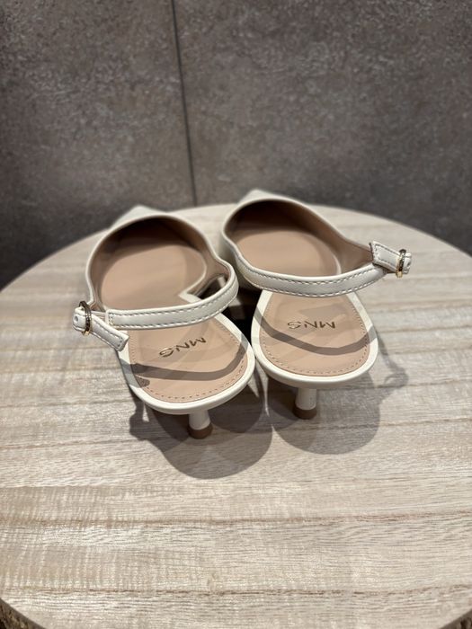 Sapatos Mango, de côr cru, abertos atrás