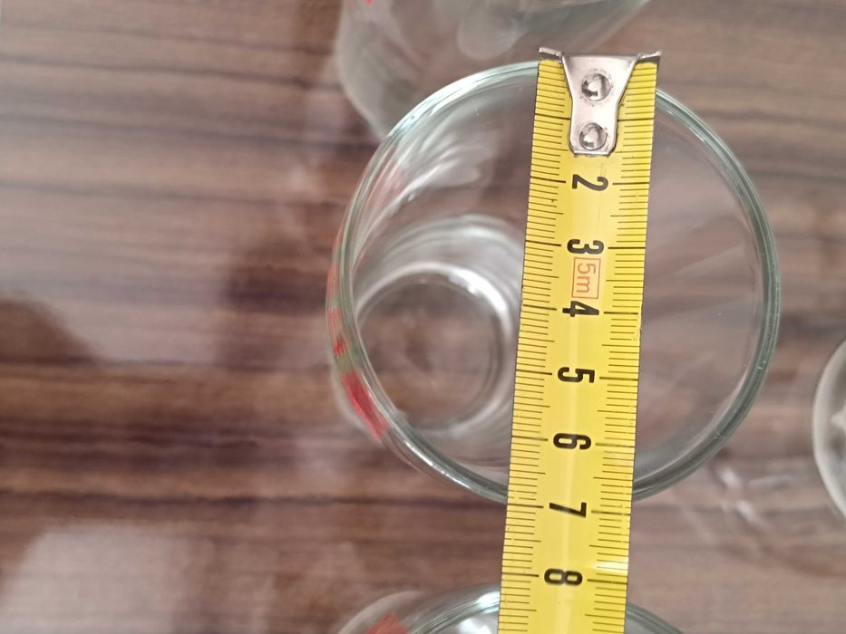 Caneca de cerveja Lowenbrau e 3 copos da cerveja Tsingtao Bee