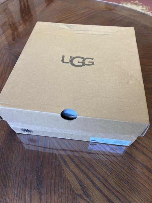 Угі. UGG . Нові в середині овчина