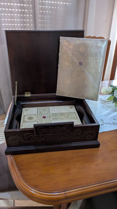 2 Bíblias Sagradas
Bíblia Sagrada com a respectiva caixa em madeira 
Excelente estadia de conservação 

Vendo pela melhor oferta, a partir de 70,00€