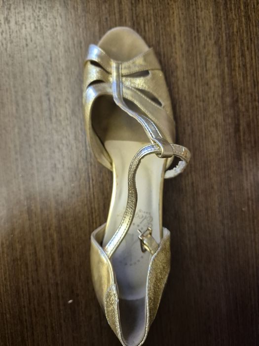 Танцювальні туфлі зі шкіри золотистого кольору. Ідеальний вибір для ст