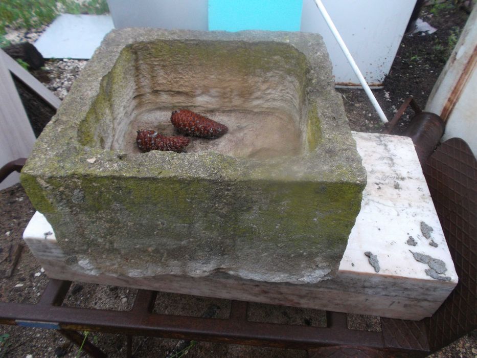 Pias antigas em pedra