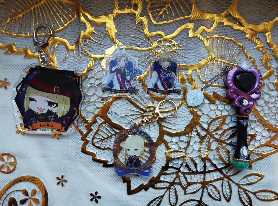 Мерч «Twisted Wonderland» (див. усі фото) | значки, брелоки та інше