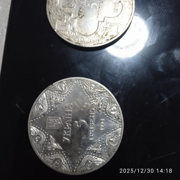 Продам три монеты 5 гривен 1998 год.