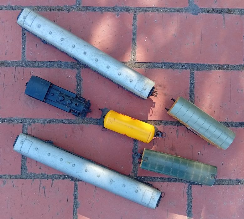 Conjunto de carruagens e locomotiva da marca Lima