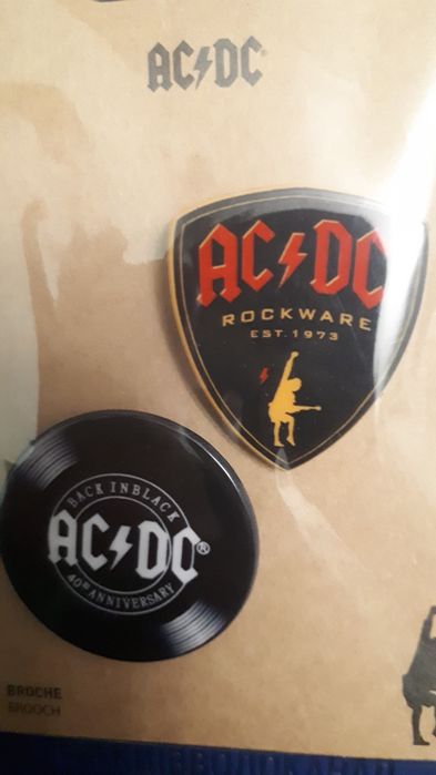 Значки АСDC знаменитой рокгрупы.