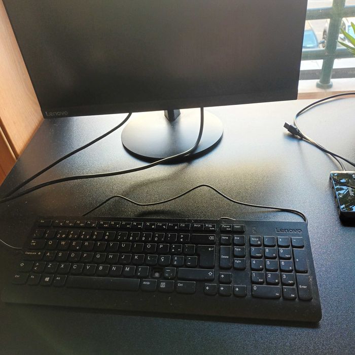 Lenovo Full HD (1080p) Computer Monitor – Slim Bezel Design (Cables Included)