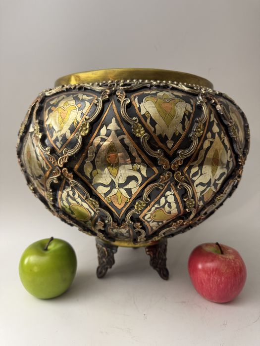 бронзова ваза-кашпо. Бронзова та латунна інкрустація. Ємаль