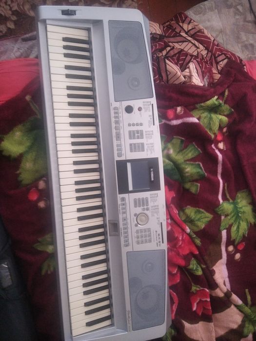 Yamaha DGX 305 має 76 клавіш зважена клавіатура