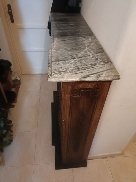 Móvel bar em madeira com tampo em pedra