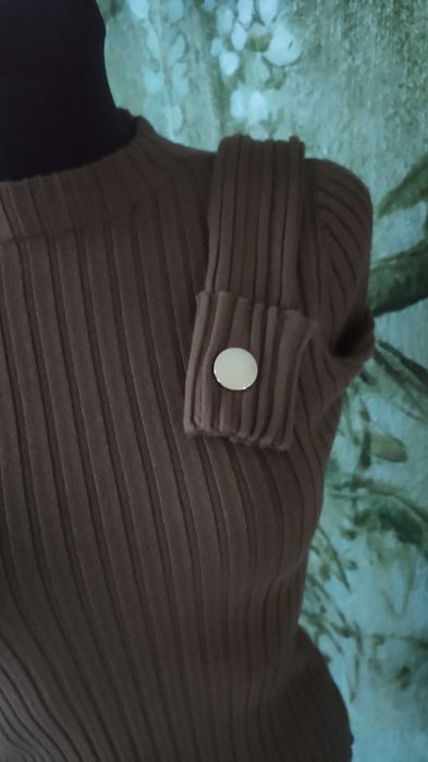 Brązowy dzianinowy sweterek