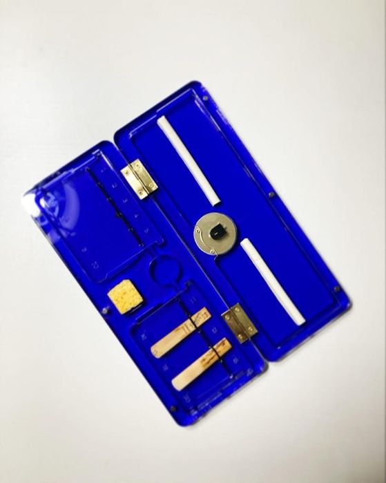 Caixa para palhetas de sopro em acrílico com controlador de humidade