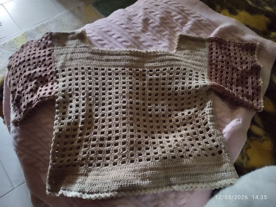 Tops em renda e feitos a mão