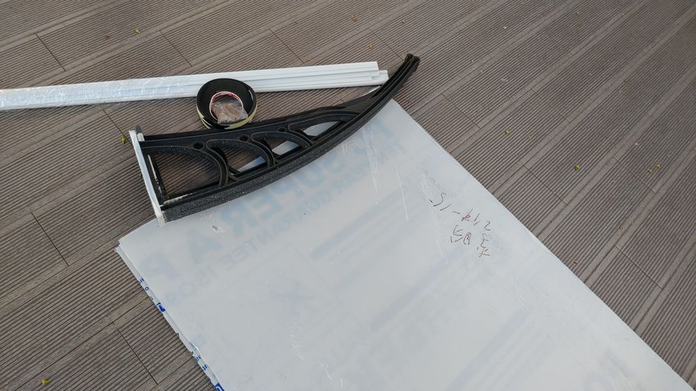 Vendo toldo exterior fixo em policarbonato liso em estado novo