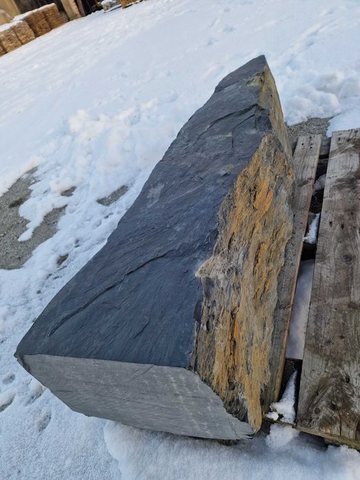 Czarny łupek monolit kamienny kamień naturalny gigant