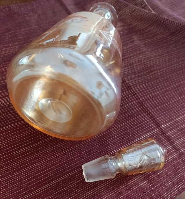 Garrafa antiga em vidro