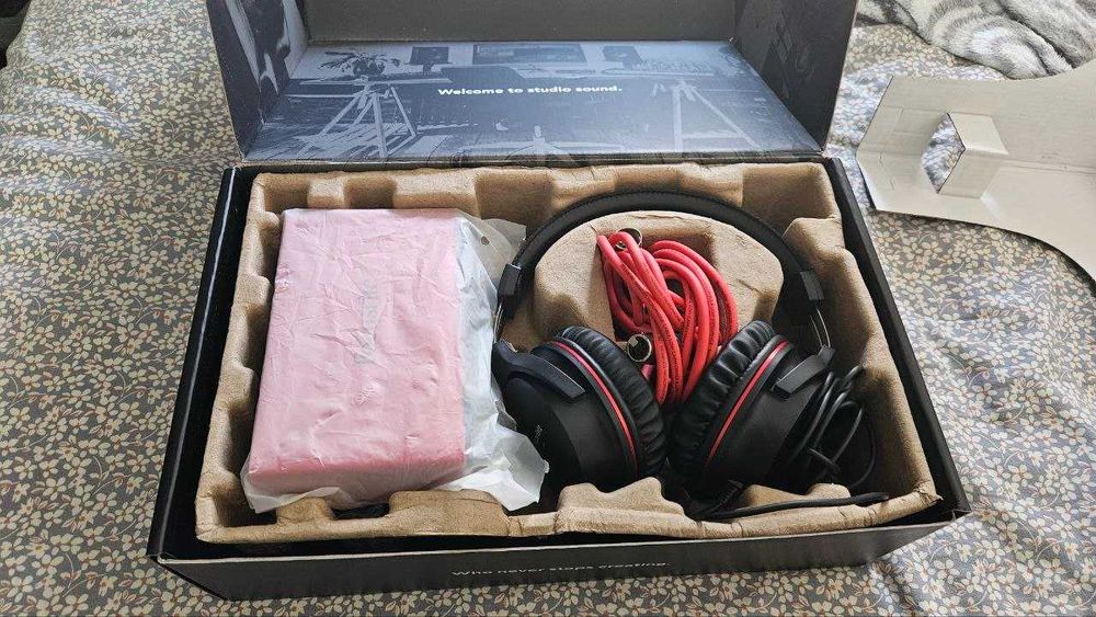 Focusrite Scarlett 2i2 Studio 4th Gen + micro + headphones