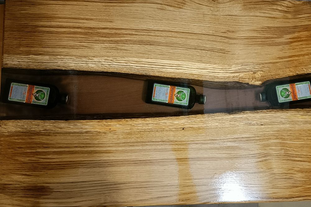 Dębowy stolik kawowy z żywicy