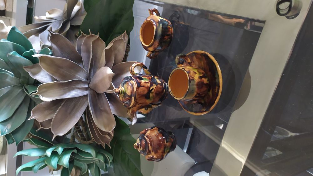 Conjunto muito antigo de louça