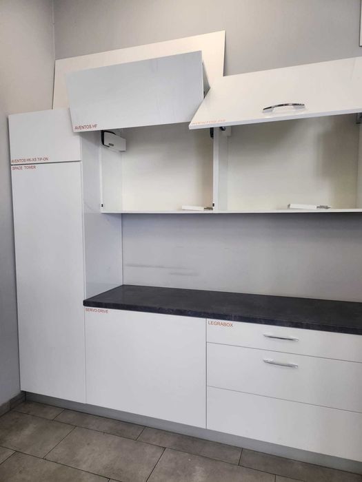 Nowe meble kuchenne - ekspozycja Blum - długość 5,2 m