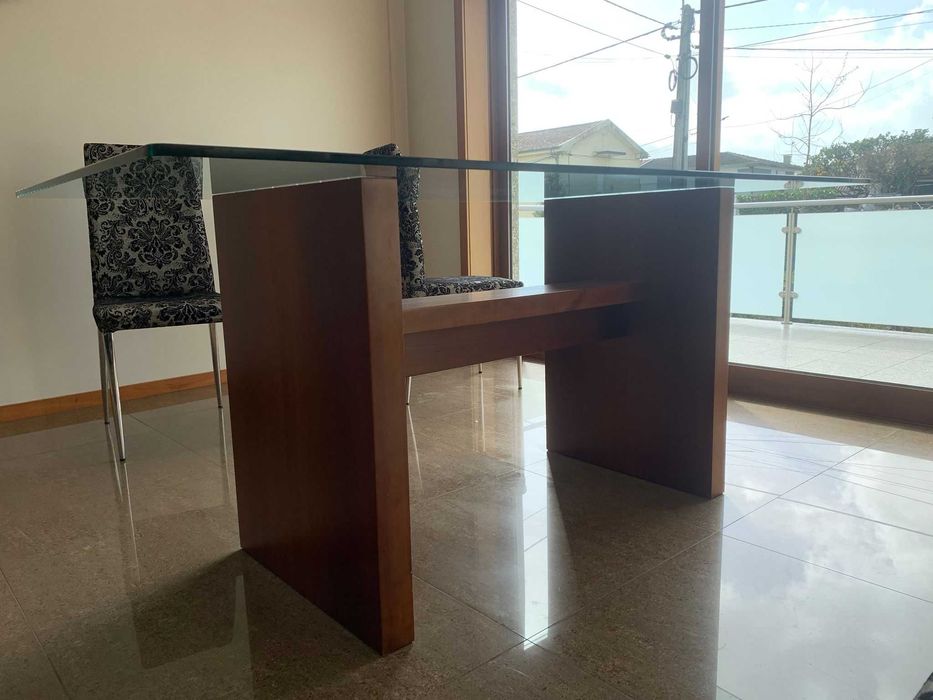 Mesa de vidro e 4 cadeiras