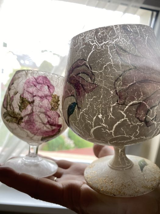 Dwa ozdobne kieliszki decoupage