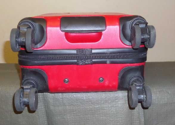 Чемодан красный пластиковый ELLA ICON, 4 колеса, размер 48Х36Х22 см.