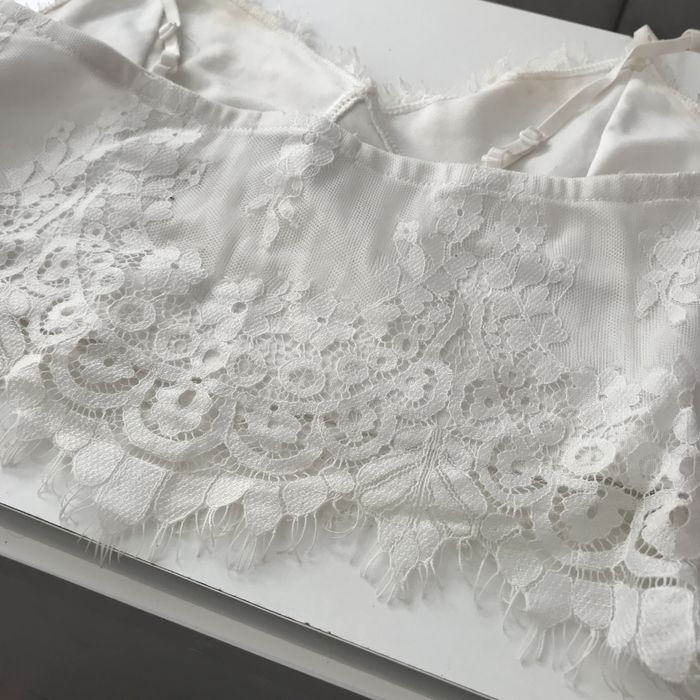 Top de renda vermelho e branco + saia de folhos