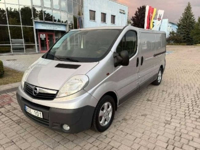 Renault trafic. Vivaro. AUTOMAT  long 2×drzwi hak klima. 2.5 diesel