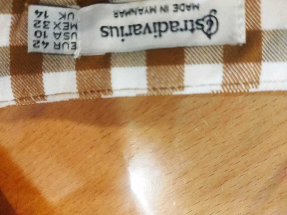 Spodnie typu chinosy. Stradivarius