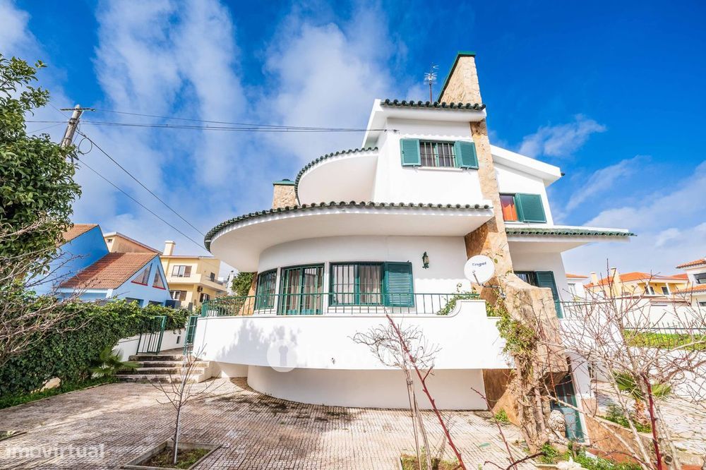 Moradia T7 exclusiva, com áreas amplas, garagem e jardim, em Queijas