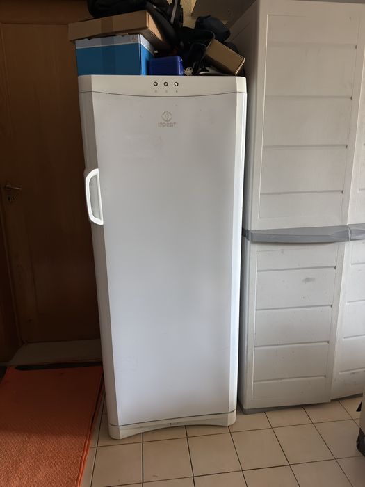 Arca Congeladora vertical Indesit