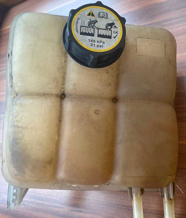 Расширительный бачок системы охлаждения автомобиля Ford Kuga 2010