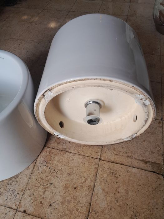 Lavatório branco usado