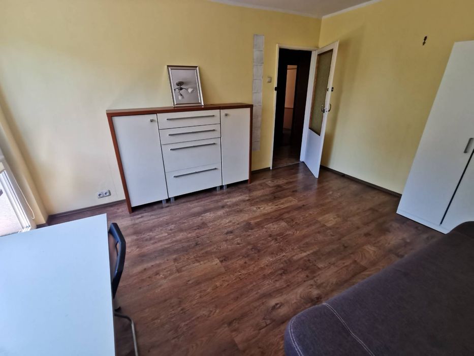 Pokoj z balkonem w mieszkaniu studenckim.