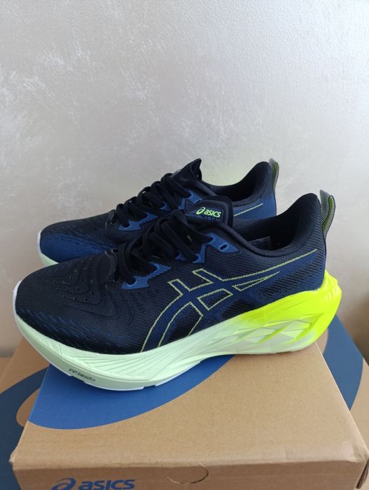 Кросівки жіночі Asics розмір 37(23 см) .