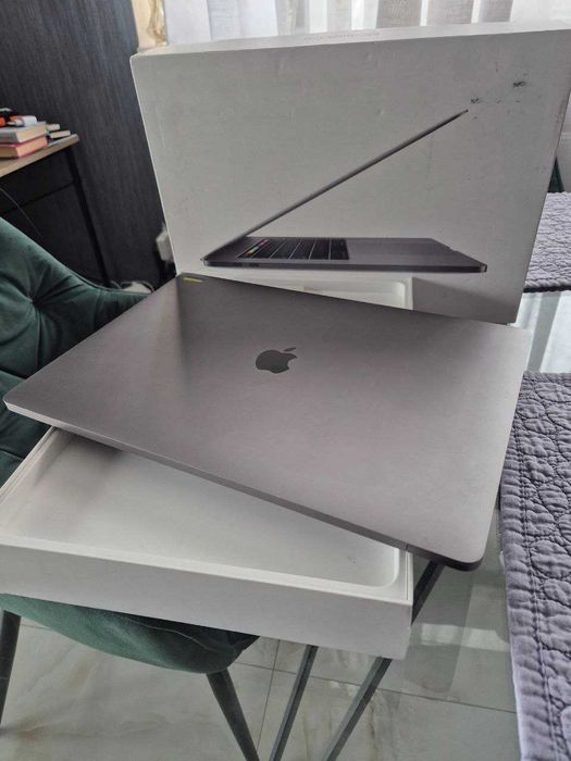 Продаю 16-дюймовий MacBook Pro (2018, США, Каліфорнія)