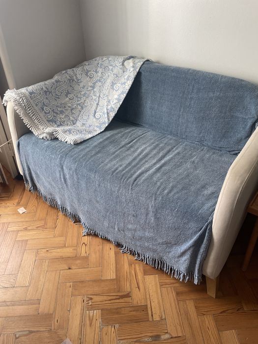 Sofa dupla com manta
