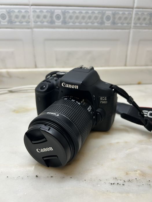 Máquina Canon EOS 750D com objetiva + Tripé