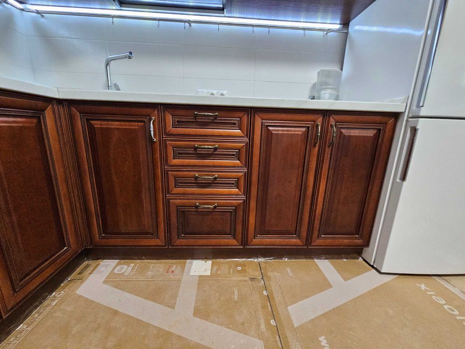 Продам Кухню 280 * 250 з натурального дерева