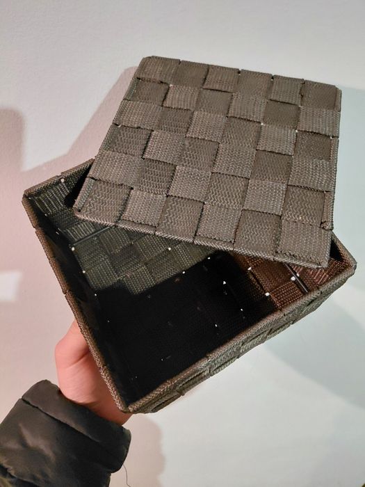 Cesto pequeno de arrumação 4€